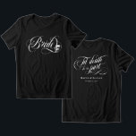 Noiva Til Death Nos Parte De Casamento De Gótico C<br><div class="desc">Camiseta noiva para um casamento de gótico com noiva impressa no peito em um roteiro de caligrafia suave com um crânio em um dos loops. Nas costas, até que a morte nos separe com seus nomes e data de casamento. Personalizado até a morte, nós fazemos uma camiseta para a noiva,...</div>