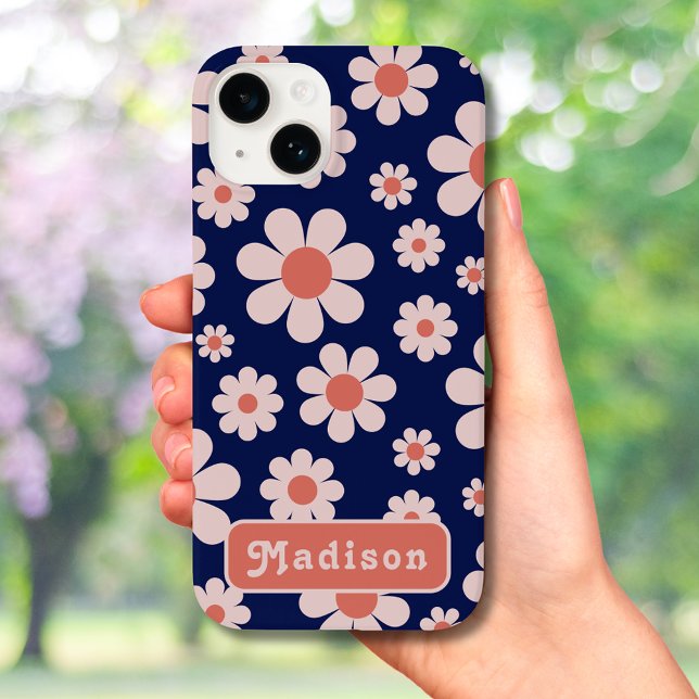 Nome da adição de padrão de margarida do Retro Vin (Retro 70s vintage simple daisy pattern navy blue & orange with groovy typography custom iPhone case )