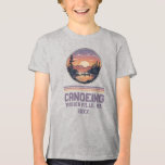 Nome da Data da Localização da Canoa do Lover de C<br><div class="desc">Apresentando nossa camisa de canoagem para entusiastas da canoa. Para torná-lo de um tipo, a camisa pode ser personalizada com um local (ou nome do evento) e data na frente e um nome e identificador social no verso. Se preferir não ter nada no verso, basta apagar o texto existente e...</div>