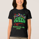 Nome da Data de Localização da Rainha do Quebra-ca<br><div class="desc">Apresentando nossa camisa "Quebra-cabeça Queen" para aqueles que gostam de quebra-cabeça de serra. Para torná-lo de um tipo, a camisa pode ser personalizada com um local (ou nome do evento) e data na frente e um nome e identificador social no verso. Se preferir não ter nada no verso, basta apagar...</div>