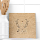 Nome da família rústica monograma personalizada da<br><div class="desc">O nome da família monograma personalizado e o ano elegante do estilo de fazenda de campo rústico quântico estilo ochre beige burlap azulejo.       Um presente de manutenção moderno ou decoração de cozinha para casamentos,  aniversários,  exércitos domésticos,  Ação de Graças,  Natal ou qualquer outra ocasião.</div>