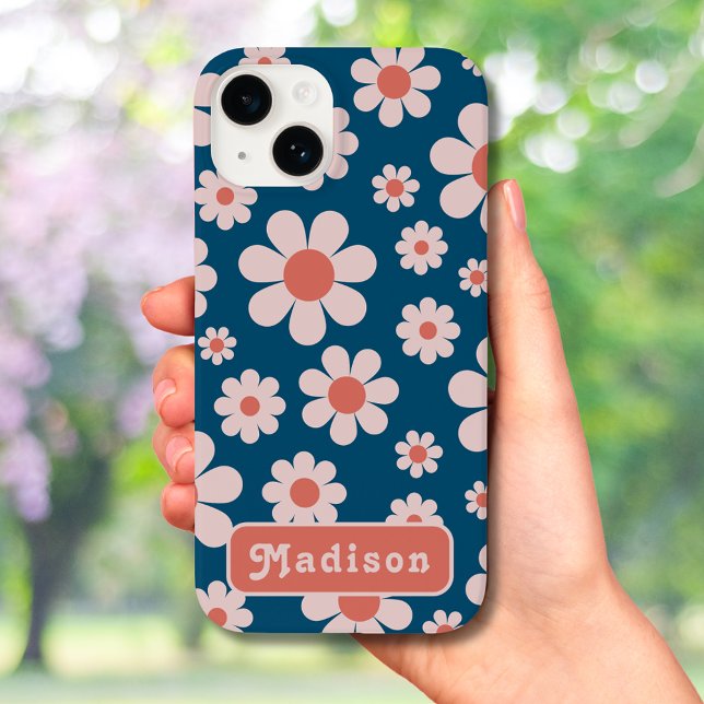Nome de adição do padrão de margarida do Groovy 70 (Retro 70s vintage daisy pattern blue and orange with groovy typography custom name iPhone case)