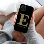Nome de Script Personalizado a Preto Dourado do Mo<br><div class="desc">Você ama seu telefone, mas odeia o fato de que ele sempre é arranhado ou dobrado? Bem, agora há um caso para você! Esta capas de iphone personalizada apresenta o seu próprio design monograma. É feito de material durável e ajustados seu iPhone favorito. Além disso, ele vem em uma variedade...</div>