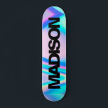 Nome de skate personalizado Holográfico preto<br><div class="desc">Personalize facilmente este skate colorido no design abstrato Holográfico do Rainbow Pastel Wave,  com fonte sans serif negra e legal na estética do Unicórnio,  com um toque moderno e bonito da fada. Adicione seu nome,  escolha fonte,  altere tamanho e posição,  adicione clipart,  fotos e formas.</div>