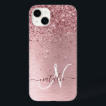 Nome do Monograma da Lâmina Rosa Bruta de Metal Gl<br><div class="desc">Personalize facilmente esta design de capa de telefone de chic moderna com brilho cintilante rosa-pincel bonito num fundo metálico rosado-pincelado e pincelado.</div>