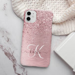 Nome do Monograma da Lâmina Rosa Bruta de Metal Gl<br><div class="desc">Personalize facilmente esta design de capa de telefone de chic moderna com brilho cintilante rosa-pincel bonito num fundo metálico rosado-pincelado e pincelado.</div>