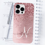 Nome do Monograma da Lâmina Rosa Bruta de Metal Gl<br><div class="desc">Personalize facilmente esta design de capa de telefone de chic moderna com brilho cintilante rosa-pincel bonito num fundo metálico rosado-pincelado e pincelado.</div>