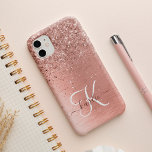 Nome do Monograma do Glitter Metálico Brutado Dour<br><div class="desc">Personalize facilmente esta design de capa de telefone de chic com tendência,  apresentando brilho bonito de ouro rosa em um fundo metálico escovado de rosa dourado.</div>