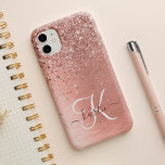 Nome do Monograma do Glitter Metálico Brutado Dour<br><div class="desc">Personalize facilmente esta design de capa de telefone de chic com tendência,  apresentando brilho bonito de ouro rosa em um fundo metálico escovado de rosa dourado.</div>