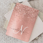 Nome do Monograma do Glitter Metálico Brutado Dour<br><div class="desc">Personalize facilmente esta design de capa de ipad de chic com tendência,  apresentando brilho bonito de ouro rosa em um fundo metálico escovado de rosa dourado.</div>