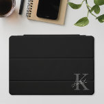 Nome do Monograma Personalizado Preto Moderno<br><div class="desc">Capa de ipad personalizada com um monograma moderno de script manual com nome e inicial personalizados.</div>