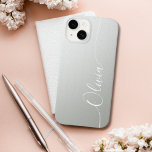 Nome do Script de Caligrafia Elegante do Silver Sh<br><div class="desc">O Silver Shimmer White Elegant Calliografia Script Personalizado Nome Personalizado iPhone 14 Smart Capa de telefone apresenta um design simples e moderno e moderno com seu nome personalizado em elegante tipografia de escrita caligráfica escrita à mão sobre um fundo metálico prateado. Elaborado por ©Evco Studio www.zazzle.com/store/evcostudio</div>