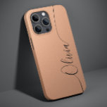 Nome do Script de Caligrafia Elegante Preto Aprico<br><div class="desc">O Apricot Shimmer Black Elegant Calliografia Script Personalizado Nome Personalizado iPhone 14 Smart Capa de telefone apresenta um design simples e moderno e moderno,  com seu nome personalizado em uma tipografia de script de caligrafia escrita à mão elegante,  sobre um fundo de molusco metálico. Elaborado por ©Evco Studio www.zazzle.com/store/evcostudio</div>