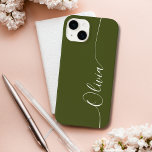 Nome do Script de Caligrafia Elegante Verde Branco<br><div class="desc">As Capas de telefone Inteligentes do Script de Caligrafia Verde-Branco Personalizado do Nome iPhone 14 apresentam um design simples e moderno,  com o seu nome personalizado em letras elegantes e escritas à mão,  com a tipografia de scripts de caligrafia em um fundo verde. Elaborado por ©Evco Studio www.zazzle.com/store/evcostudio</div>