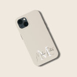 Nome do script do monograma moderno beige do logot<br><div class="desc">Nome do script de monograma moderno logotipo beige feminine iPhone 13 Case design. Você pode mudar a cor de fundo e as fontes conforme desejar.</div>