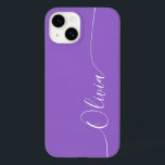 Nome do Script Elegante de Caligrafia Branco Ameti<br><div class="desc">As Capas de telefone Inteligentes do Script Elegante de Caligrafia Branca Personalizadas do Script iPhone 14 apresentam um design simples e moderno e moderno,  com seu nome personalizado em tipografia de script de caligrafia escrita à mão elegante,  sobre fundo ametista. Elaborado por ©Evco Studio www.zazzle.com/store/evcostudio</div>