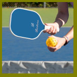 Nome do Script Monograma Personalizado<br><div class="desc">Este moderno design de pickleball de fibra de carbono apresenta um fundo azul, com suas iniciais em branco realçadas em vermelho, com um script personalizado para uma aparência simples e na moda. Este Pickleball Paddle é ideal para uma grande variedade de jogadores e experiências. Apresentando um punho embrulhado à mão,...</div>