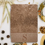 Nome Dourado da Lâmina de Cobre Moderna<br><div class="desc">Rosa ouro/cobre-ouro-ouro/cobrir-brilho iPad Pro moderno,  feminino,  personalizado com o seu monograma numa fonte serif moderna.</div>