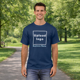 Nome e logotipo da empresa na camisa azul do Marin
