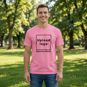 Nome e logotipo da empresa na camisa cor-de-rosa