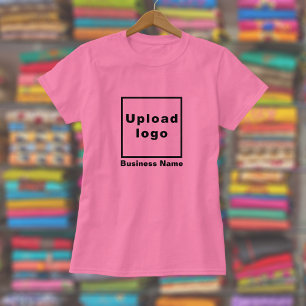 Nome e logotipo da empresa na camiseta cor-de-rosa