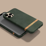 Nome elegante moderno verde-escuro personalizado<br><div class="desc">Capas de iphone elegante e escura escura esmeralda elegante com nome de ouro metálico de cobre com faixa personalizada.</div>