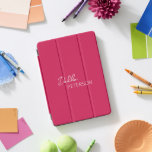 Nome Elegante Simples Moderno<br><div class="desc">Magenta moderna / capa de ipad cor-de-rosa fuschia apresentando um design simples e mínimo personalizado com seu nome em um script elegante e fonte sans contemporânea.</div>