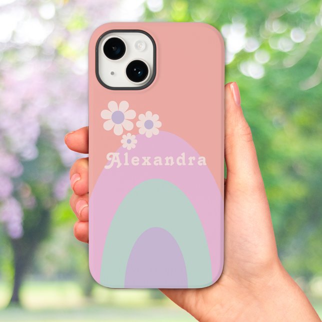 Nome Floral do Arco-Íris do Pastel Retro (Retro 70s vintage pastel arch and daisy custom iPhone case with groovy typography pink peach purple)