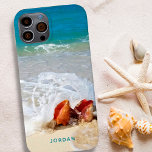 Nome Fotográfico de Seashore da Prateleira Costeir<br><div class="desc">Capa de telefone de célula personalizada com sua própria foto de sangria de cheio (ou use a amostra um) e texto personalizado na sua escolha de estilo de fonte e cor. A foto mostra uma praia litorânea e conchas, conchas, com ondas batendo sobre elas em uma praia arenosa com água...</div>