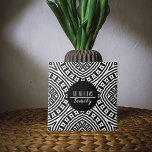 Nome Moderno da Família Geométrica Preta e Branca<br><div class="desc">Design decorativo moderno e personalizado com um padrão perfeito em preto e branco com um círculo preto no meio e o nome da família personalizada nele.</div>