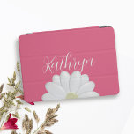 Nome Personalizado da Flor de Daisagem Branca e Ro<br><div class="desc">Uma bonito capa de ipad rosa com uma margarida branca solteiro. Apenas adicione seu nome</div>