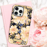 Nome Personalizado Da Glitter Floral De Pêssego Mo<br><div class="desc">O moderno Peach Floral Glitter Chic Personalized Name iPhone 15 Pro Max Smart Capa de telefone apresenta um padrão floral de pêssego acentuado com um fundo falho dourado brilhante com seu nome personalizado na tipografia elegante de script. Perfeito como presente para o Natal, aniversário, Dia de as mães, melhores amigos,...</div>