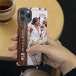 Nome Personalizado da Madeira do Casal de Fotograf<br><div class="desc">Casal Monograma Foto Nome Personalizado Madeira capas de iphone Smartphone apresenta sua foto favorita com seus nomes personalizados e monograma em um sotaque de madeira. Perfeito como presente para marido ou namorado de aniversário,  Natal,  Dia de os namorados,  aniversário e muito mais. Elaborado por ©Evco Studio www.zazzle.com/store/evcostudio</div>