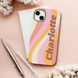Nome Personalizado da Onda de Vintage Girly Retro<br><div class="desc">Girly Retro Vintage Wave Personalized Name iPhone Smart Capa de telefone apresenta uma onda retrorativa em tons de rosa, laranja e branco com seu nome personalizado em elegante moderno roteiro acentuado. Personalize editando o texto na caixa de texto fornecida. Perfeito para o aniversário, Natal, Dia de as mães, chás de...</div>