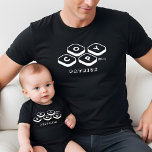 Nome Personalizado do dia de os pais Copiar Pai Co<br><div class="desc">O presente perfeito para o pai e seu mini-me! Celebre o vínculo inseparável entre os pais e os seus pequenos com o nosso design de cópia e colagem personalizado correspondente. Quer seja para pai e filho ou pai e bebê, estas criações feitas sob medida são uma forma sincera de mostrar...</div>