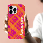 Nome personalizado do padrão de xadrez magenta lar<br><div class="desc">Capas de iphone com um padrão de xadrez em laranja e magenta brilhantes e seu nome personalizado.</div>