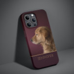 Nome Personalizado do Retriever de Fotografias do<br><div class="desc">O Ouro de Fotos Pet de Cão Nome Personalizado Retriever iPhone 14 Pro Max Smart apresenta as suas fotografias favoritas de animais de estimação ou cães com o seu nome personalizado na tipografia de scripts de ouro num fundo vermelho escuro. Presente perfeito para Natal, aniversário, feriados, Dia de as mães,...</div>