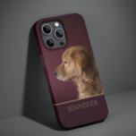Nome Personalizado do Retriever de Fotografias do<br><div class="desc">O Ouro de Fotos Pet do Cão Nome Personalizado do Retriever iPhone 14 Smart Capa de telefone apresenta a sua foto favorita de animal ou animal com o seu nome personalizado na tipografia de scripts de ouro num fundo vermelho escuro. Presente perfeito para Natal, aniversário, feriados, Dia de as mães,...</div>