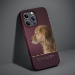 Nome Personalizado do Retriever de Fotografias do<br><div class="desc">O Ouro de Fotos Pet do Cão Nome Personalizado do Retriever iPhone 14 Plus Smart Capa de telefone apresenta as suas fotografias favoritas de animais domésticos ou cães com o seu nome personalizado na tipografia de scripts de ouro num fundo vermelho escuro. Presente perfeito para Natal, aniversário, feriados, Dia de...</div>