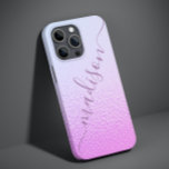 Nome Personalizado do Shimmer Rosa Girly Iridescen<br><div class="desc">O Iridescente Shimmer Rosa Brilhante Personalizado Name iPhone 14 Pro Max Smart Capa de telefone apresenta um moderno padrão de shimmer iridescente rosa e azul com seu nome personalizado em tipografia de script de caligrafia escrita à mão roxa. Elaborado por ©Evco Studio www.zazzle.com/store/evcostudio</div>