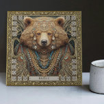 Nome Personalizado do Urso Espiritual Encantado<br><div class="desc">Mergulhe na aura cativante do nosso Azulejo Cerâmico do Urso Espiritual Encantado. Feito com cuidado, o azulejo apresenta um urso adorado com joias tribais, incorporando o espírito da estética feliz e da cultura do punk de tapete. Este urso radiante simboliza os espíritos protetores e amorosos de familiares, amigos ou entes...</div>
