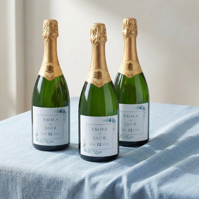 Nomes de verde azul elegante e data de casamento (Elegant blue greenery names and date wedding sparkling wine label.)
