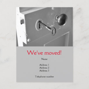 Nós movemos o cartão postal com uma porta e chave 