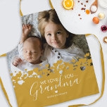 Nós Te Amo Vovó Foto Amarelo<br><div class="desc">Não é melhor cozinheira que vovó! À procura de um presente especial para a sua avó, então este avental amarelo mostarda personalizado é perfeito com uma foto de família precioso das crianças, um design cardíaco de tendências, o ditado "nós te amamos avó" e os nomes dos netos.</div>
