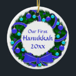 Nosso primeiro ornamento da grinalda do ano de<br><div class="desc">Um simples e bonito com as decorações azuis e verdes,  apropriadas para seu "Hanukkah Bush"! Modelos parte dianteira e parte traseira,  com "nosso primeiro Hanukkah (ano) na parte dianteira e no ano na parte traseira.</div>