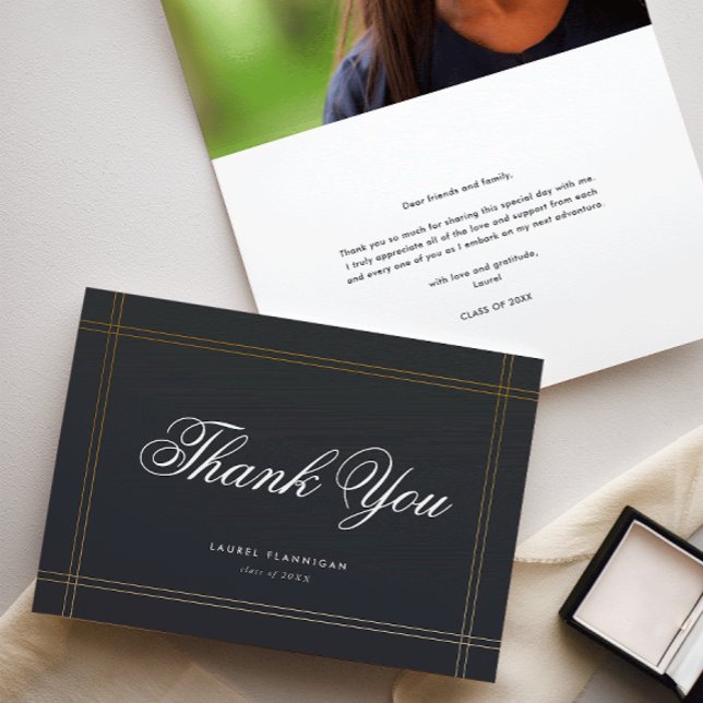 Nota de Agradecimento de Foto de Formatura Formal (Elegant calligraphy script black and gold graduation photo thank you card.)