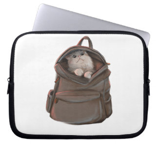 Notebook Gato numa capa de eletrônicos para mochila