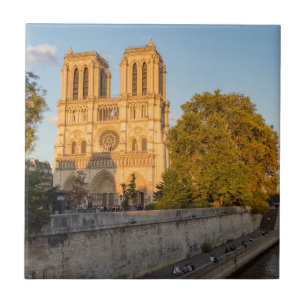 Notre Dame de Paris em Ouro Hour - Paris, França
