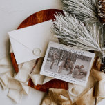 Nova Feliz Moderna E Cartão De Férias Casado<br><div class="desc">Este cartão de feriado apresenta uma bela fonte de caligrafia emparelhada com uma simples fonte sans serif. Este maravilhoso e moderno cartão de Natal mínimo permite que três seções separadas façam o upload de suas próprias fotos perfeitas para a fonte. Há também uma opção de adicionar uma foto de solteiro...</div>