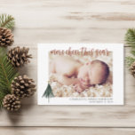 Novo Cartão de Natal Elegante para Anúncio de Bebê<br><div class="desc">Compartilhe com toda a sua família e amigos que você mais animou este ano. Este simples anúncio de nascimento elegante será a forma perfeita de anunciar a chegada do seu novo bebê. Personalize o texto na parte frontal e traseira da placa. Personalize com 1 foto na frente e 3 fotos...</div>